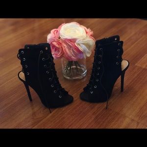 SIMMI LONDON black lace up heels.